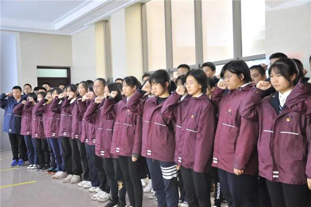 逃离无人的学校
